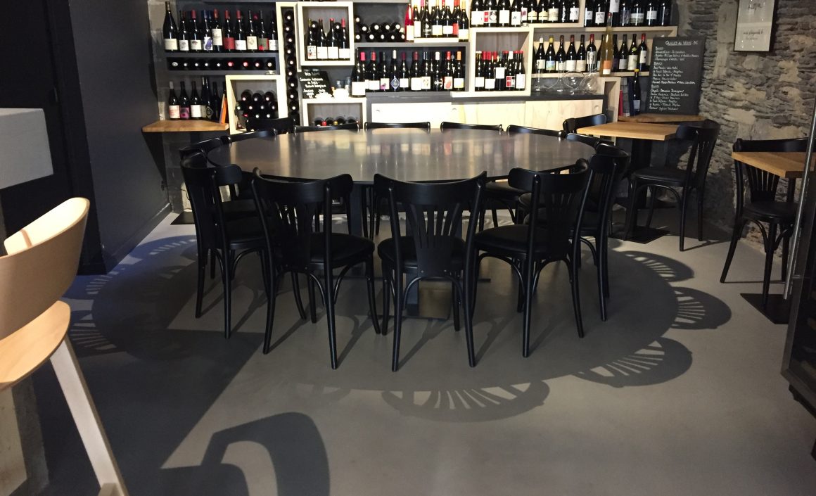 UNIKOQUARTZ® mineral resin floor in a wine bar