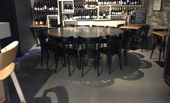 UNIKOQUARTZ® mineral resin floor in a wine bar